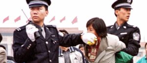Arrestation-dun-membre-du-Falun-Gong-300x129 Le Parlement européen condamne fermement la persécution du Falun Gong en Chine