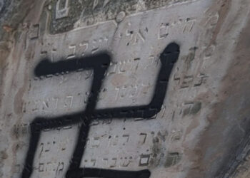 Svastika au cimetière juif de Humenné, en Slovaquie
