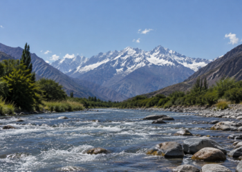 Río de montaña en Uspallata, con la cordillera de los Andes y sus picos nevados en el horizonte.