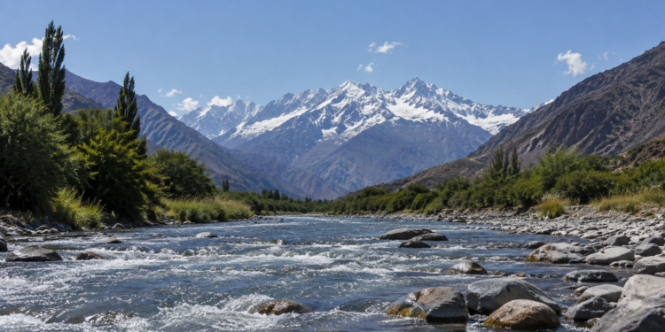 Río de montaña en Uspallata, con la cordillera de los Andes y sus picos nevados en el horizonte.